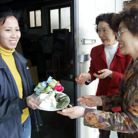 서울 독산1동 본당 부활달걀 나누기